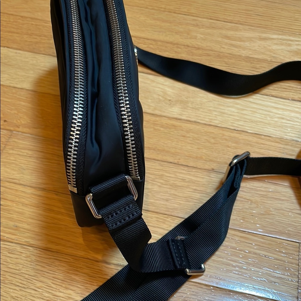 Lululemon Black Belt Bag with Adjustable Straps and Modern Design - Picture 5 of 9